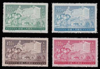 说明: C:\Users\Administrator\Desktop\党史长廊114\第一分屏材料包-党史回眸\一屏（轮播）\轮播2-社会主义革命与建设时期\19-1952年底，全国土地改革基本完成，图为土地改革纪念邮票.jpg