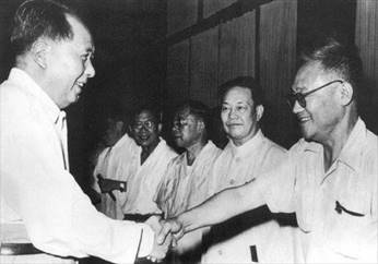 说明: C:\Users\Administrator\Desktop\党史长廊114\第一分屏材料包-党史回眸\一屏（轮播）\轮播2-社会主义革命与建设时期\24-1956年毛泽东接见巴金、周信芳等人.jfif