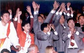 说明: C:\Users\Administrator\Desktop\党史长廊114\第一分屏材料包-党史回眸\一屏（轮播）\轮播3-改革开放和社会主义现代化建设时期\49-2001年7月13日，北京申奥代表团成员在莫斯科为北京赢得奥运会主办权而欢呼.jpg